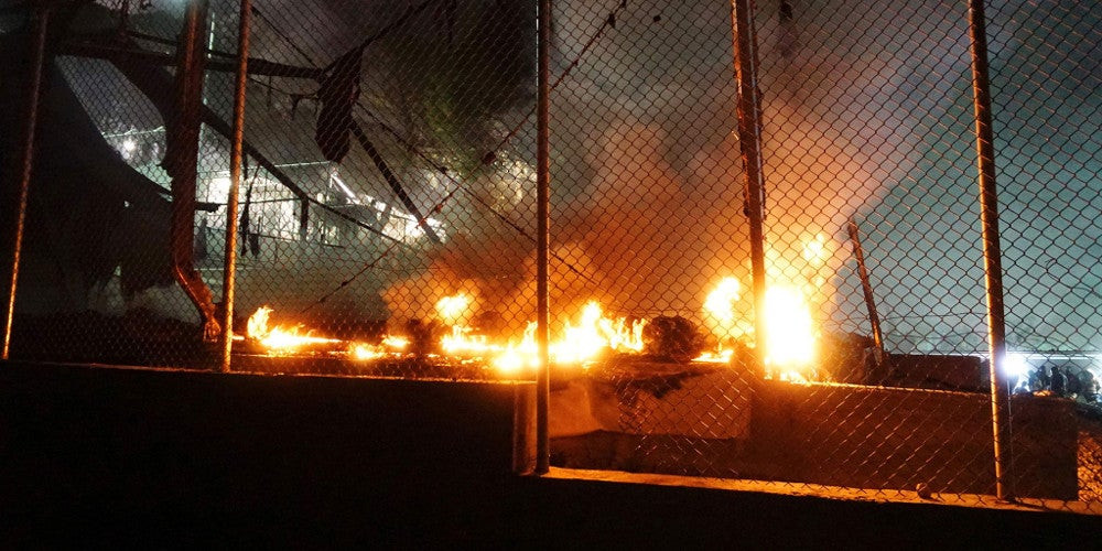Πόλεμος μεταξύ μεταναστών στη Μόρια για έξι ώρες – 15 τραυματίες από τις συμπλοκές (βίντεο)